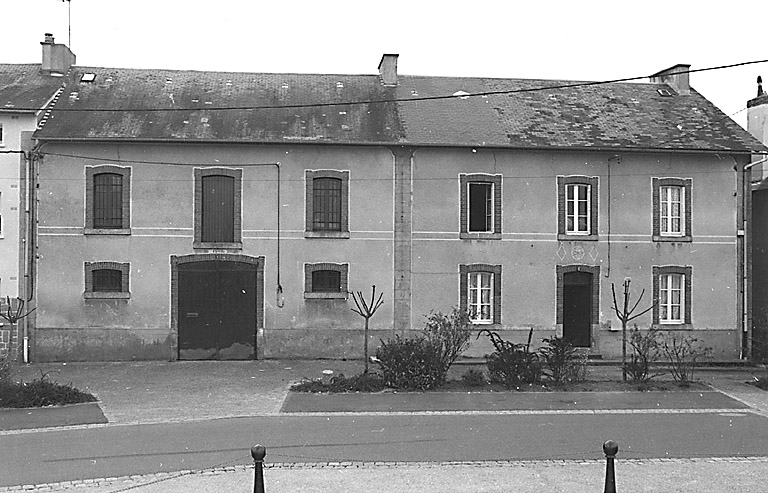 Saint-Maurice-la-Souterraine. Vue d'ensemble d'une maison et d'un chai (cadastre 1987 AA 175). Porte de la maison surmontée d'un décor représentant une étoile à six branches entre deux losanges et porte du chai surmontée de la date 1908.