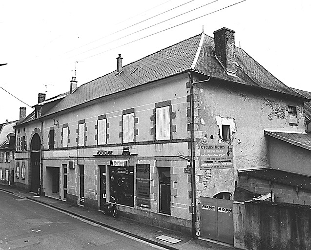 La Souterraine. Maison, 21, 23 rue de Beissereix (cadastre 1992, BP 9, 10, 11, 12, 258, 259). Vue d'ensemble de l'élévation antérieure à huit travées, percée d' un grande porche menant dans une cour (il semblerait que cette maison ait abrité une brasserie).