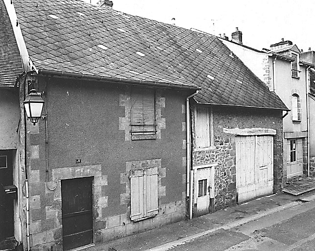 Vue d'ensemble de la façade antérieure.