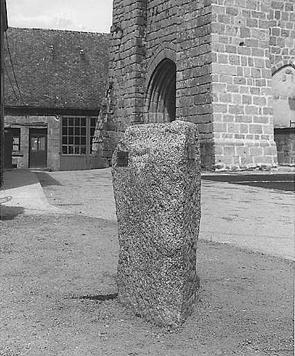 Borne située sur la place du village. Selon la tradition orale, elle se trouvait autrefois dans le village des Sauvages et marquait la limite des provinces de la Marche, du Berry et du Poitou.
