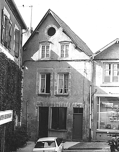 Vue d'ensemble de la façade antérieure.