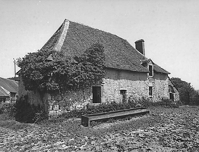 Logis. Vue d'ensemble depuis le sud.