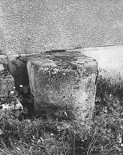 Le Fresse. Pierre à poser les hottes, placée contre le mur d'une maison.