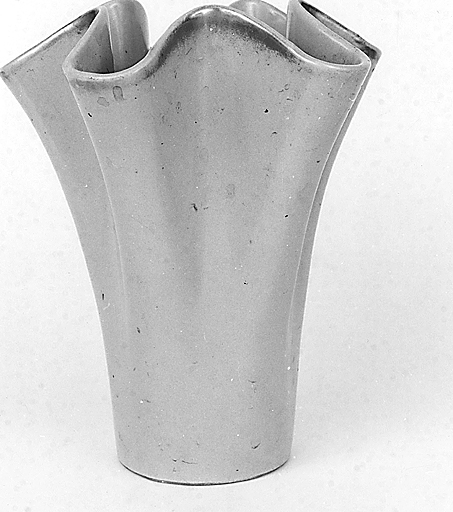 Vase en faïence, vue d'ensemble.