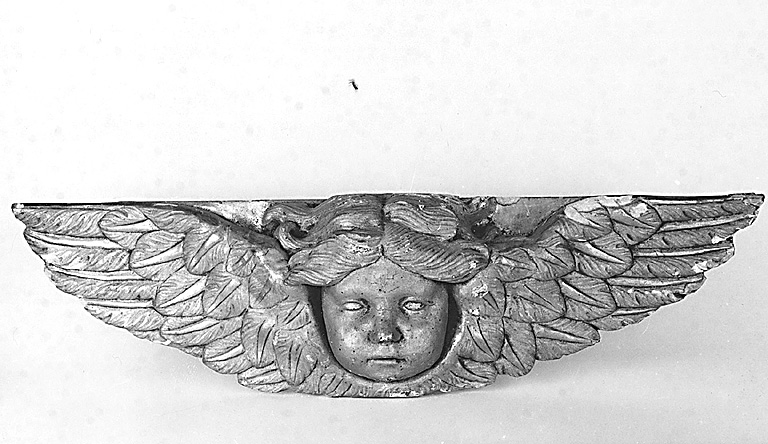 Elément probable d'un ancien retable, sculpté, en bois doré et représentant un ange. Vue d'ensemble.