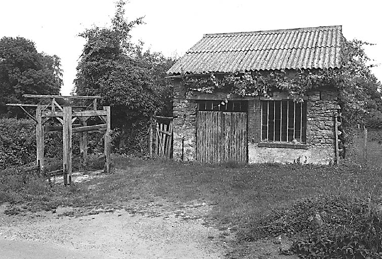 Vue d'ensemble d'une ancienne forge et d'un ancien travail à ferrer les boeufs.