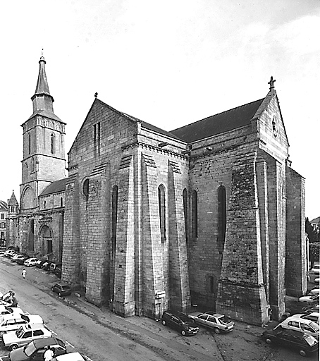 Vue d'ensemble extérieure, depuis le sud-est, du chevet, du transept sud, de l'élévation sud de la nef et du clocher.