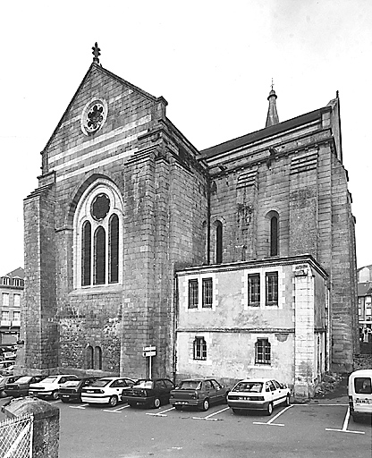 Vue, depuis l'ouest, du chevet, du transept nord et de la sacristie.