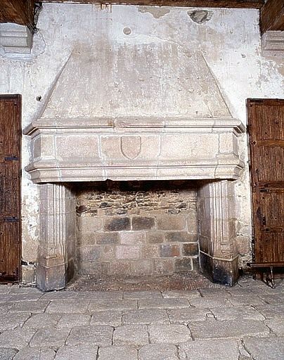 2 cheminées de la salle des gardes, dites petite et grande cheminées