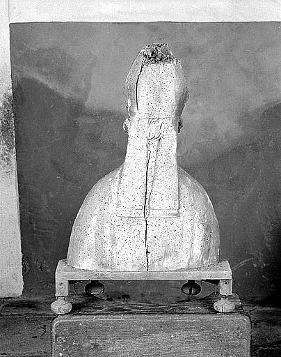 Revers du buste-reliquaire fixé en bas à droite du retable : saint évêque.