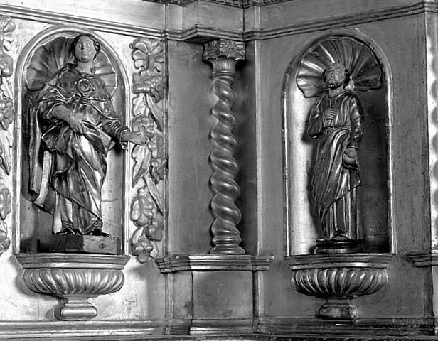 Détail du côté gauche du tabernacle : statuettes dans la niche du pan coupé de l'armoire, à droite, et dans la niche de l'aile, à gauche.