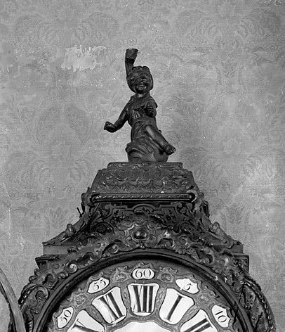 Détail du décor à la partie supérieure du cadran du cartel : statuette d'enfant au turban. - (c) Région Nouvelle-Aquitaine, Inventaire général du patrimoine culturel