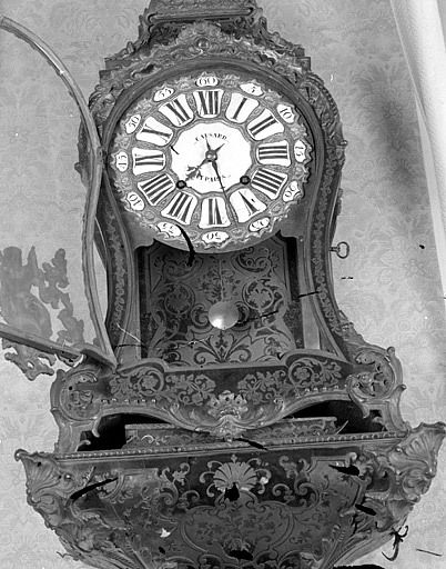 Vue de la caisse du cartel, battant ouvert, et du décor de la partie supérieure du socle. - (c) Région Nouvelle-Aquitaine, Inventaire général du patrimoine culturel