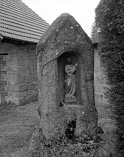 Vue de face, avec une statue de Vierge à l'enfant ajoutée dans la niche.