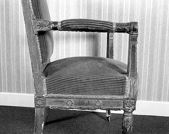 Détail des parties sculptées, de côté : pieds, ceinture, supports d'accotoirs et accotoirs.