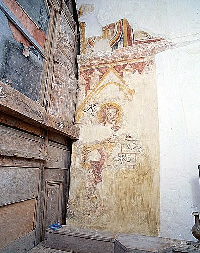 Mur nord de l'abside : au registre inférieur un saint, blond, assis sous une arcature et un fond d'architecture ; au registre supérieur un ange inscrit dans un cercle.