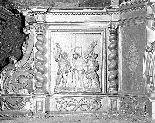 Détail de l'aile gauche : bas-relief de la flagellation du Christ.