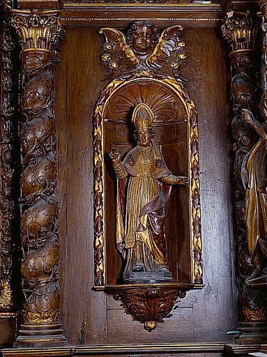 Détail de la statue dans la niche à droite du tableau : saint évêque bénissant.