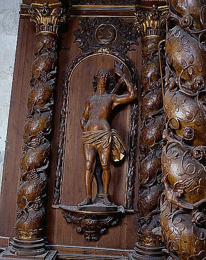 Détail de la statue devant la fausse-niche du retour latéral nord du retable : saint Sébastien.