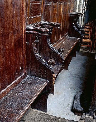 Vue en enfilade des deux stalles remontées dans la boiserie du choeur, côté sud.