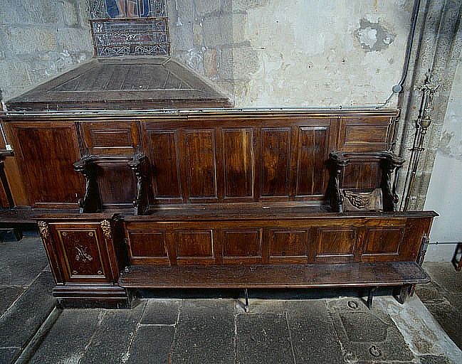 Vue générale plongeante sur les deux stalles remontées dans la boiserie du choeur, côté sud.