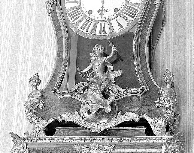 Détail des décors en bronze doré à la partie inférieure du cartel : pieds ornés de feuilles d'acanthes et surmontés de bustes féminins, enfant ailé brandissant des foudres juché sur l'aigle de Jupiter au centre.