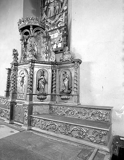 Détail du côté droit, avec les statuettes de saint Paul (?) et sainte Marguerite dans les niches du tabernacle, et les deux statuettes d'anges adorateurs au bord de l'exposition.