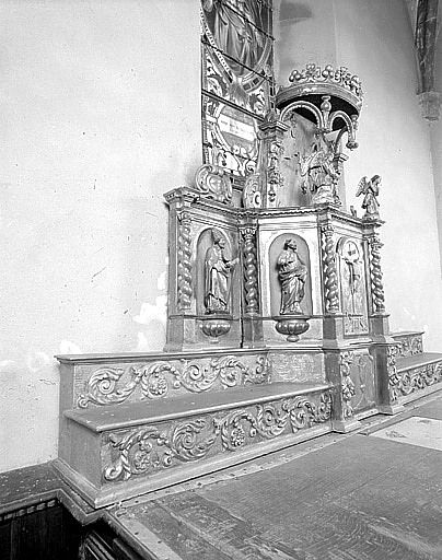 Détail du côté gauche, avec les statuettes d'un saint évêque et de saint Pierre(?) dans les niches du tabernacle, et les deux statuettes d'anges adorateurs au bord de l'exposition.