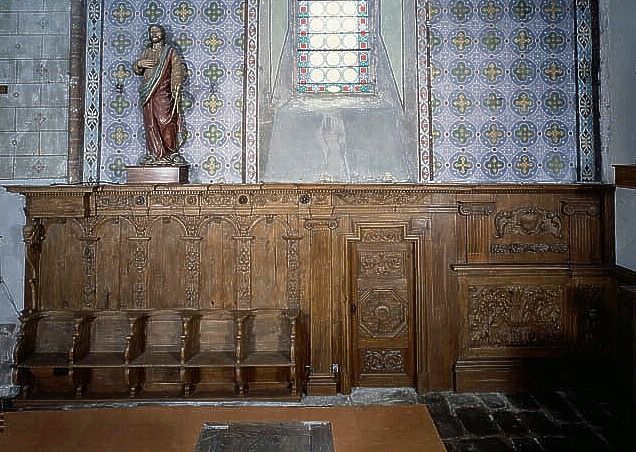 Vue générale du mur nord du choeur : lambris hauts, fausse-porte et 5 stalles.