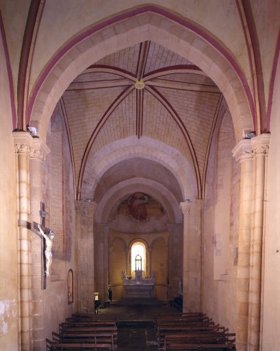 Vue générale de la nef vers le choeur.