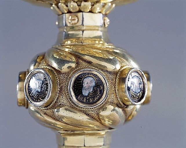 Détail d'un médaillon en émail peint du noeud du calice : personnage barbu et chauve, tourné de trois-quarts vers la gauche. - (c) Région Nouvelle-Aquitaine, Inventaire général du patrimoine culturel