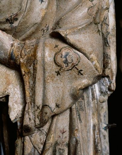 Détail du motif peint sur le manteau de la Vierge : lion héraldique au centre d'un quadrilobe.