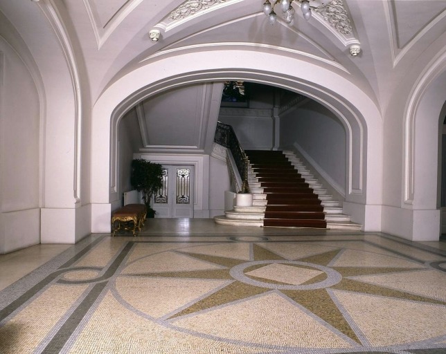 Vestibule de l'escalier d'honneur, première volée d'escalier.