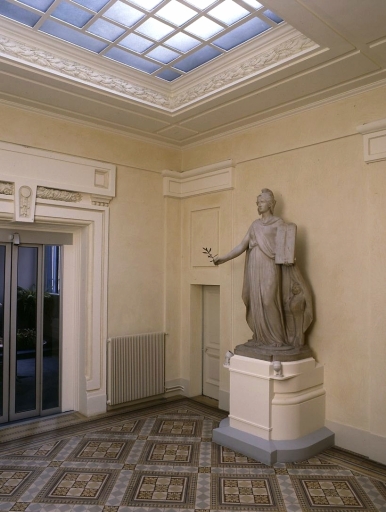 Vestibule de l'escalier du Conseil général et statue de la République.