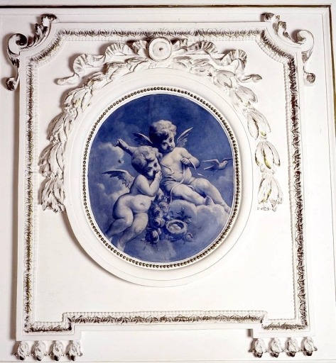 Chambre d'honneur, dessus-de-porte : putti au nid. Peinture à l'huile sur toile marouflée, signée du peintre Charles Manciet.