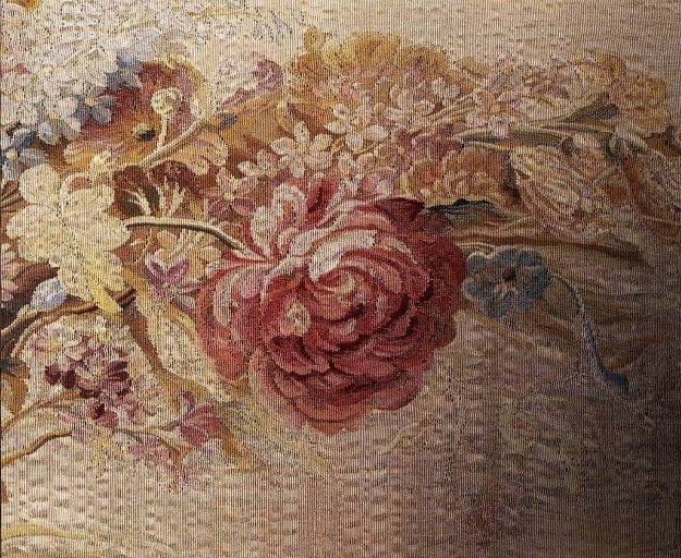 Détail de la garniture en tapisserie d'Aubusson sur le dossier du canapé.