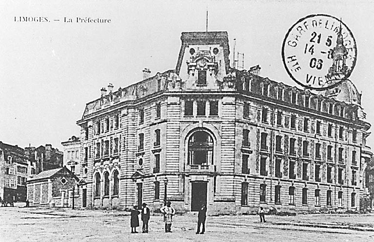 Bâtiments sud et est, de part et d'autre du pavillon d'angle. A gauche, le long de l'actuelle rue Daniel Lamazière, ancien bâtiment des écuries avec à l'arrière-plan, le bâtiment des anciennes archives départementales.