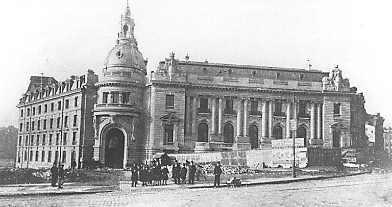 Vue générale prise du nord-est avec les palissades du chantier, vers 1905-1906.