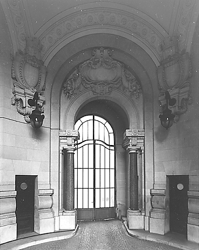 Vue du porche en direction de la cour intérieure.