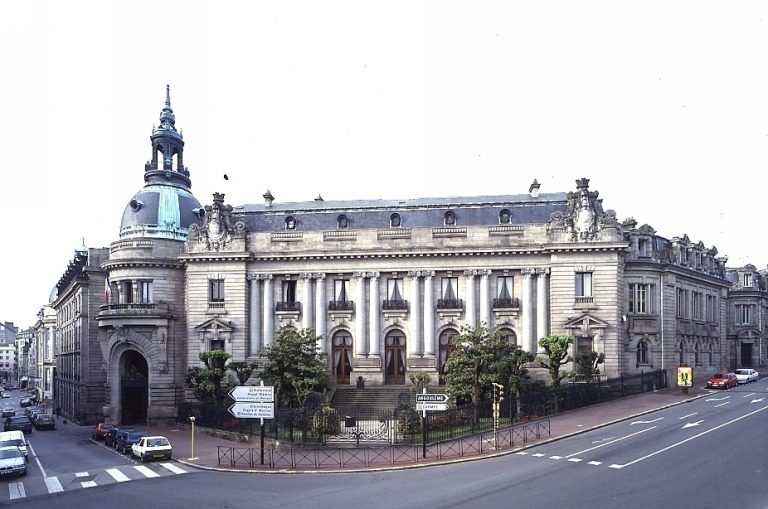 Vue générale de la façade principale nord-est du corps de bâtiment comprenant les salles de réception et l'appartement privé. A gauche, pavillon d'entrée couvert d'un dôme abritant au premier étage le bureau du préfet.