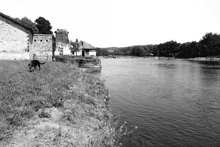 Vue éloignée du moulin prise en aval.