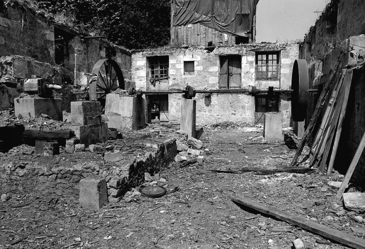 Ancien bâtiment de meunerie. Axes de transmission de l'ancienne filature.
