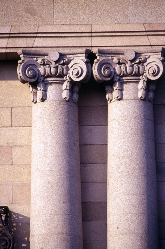 Chapiteaux ioniques et colonnes de la façade nord-est.