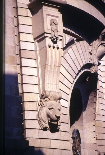 Console du balcon du premier étage du porche.