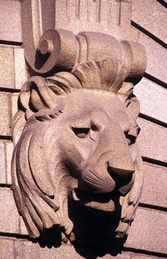 Culot sculpté d'une console du balcon du porche.