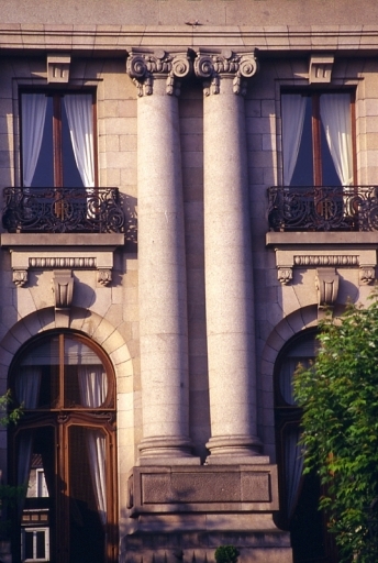 Ensemble de deux colonnes et chapiteaux sculptés de la façade nord-est.