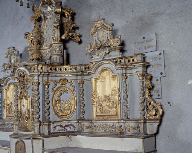 Côté droit du tabernacle à ailes : bas-relief de l'Apparition aux apôtres sur l'aile, et bas-relief du Sermon sur la montagne (?) dans un médaillon sur le pan coupé de l'armoire eucharistique.