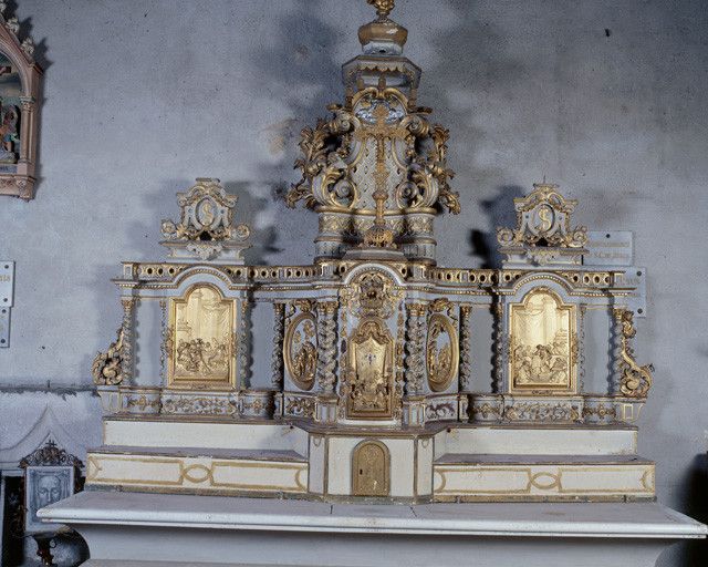 Tabernacle simple enserré entre les gradins au niveau inférieur, tabernacle à ailes au niveau médian, exposition au niveau supérieur.