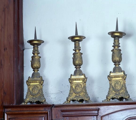 Les trois chandeliers d'autel à gauche de la croix : vue de face.