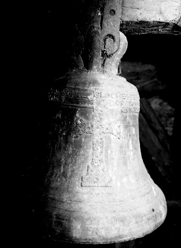 Vue générale, avec le décor de croix sur le vase.